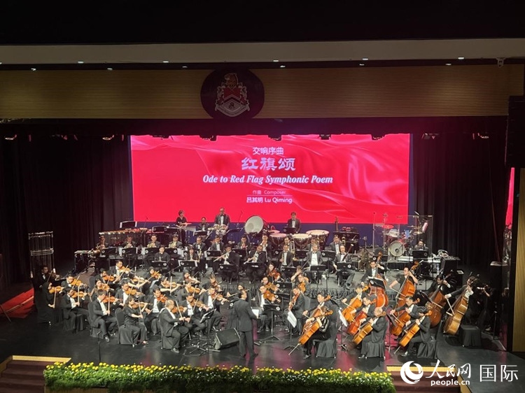 聯(lián)合音樂(lè)會(huì)現(xiàn)場(chǎng)演奏交響序曲《紅旗頌》。人民網(wǎng)記者 張矜若攝