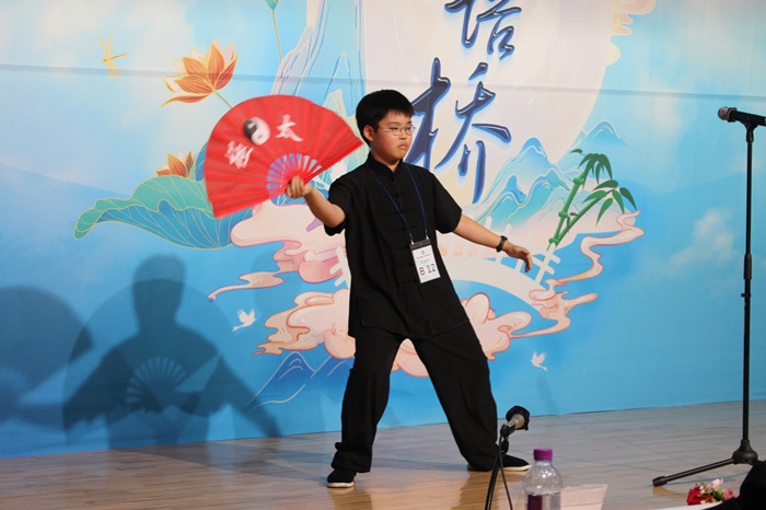 參賽選手在比賽中進(jìn)行中華才藝展示。