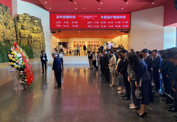 創(chuàng)價學(xué)會會長原田稔及青年代表團(tuán)向中國人民抗日戰(zhàn)爭紀(jì)念館敬獻(xiàn)花籃。中國人民抗日戰(zhàn)爭紀(jì)念館供圖
