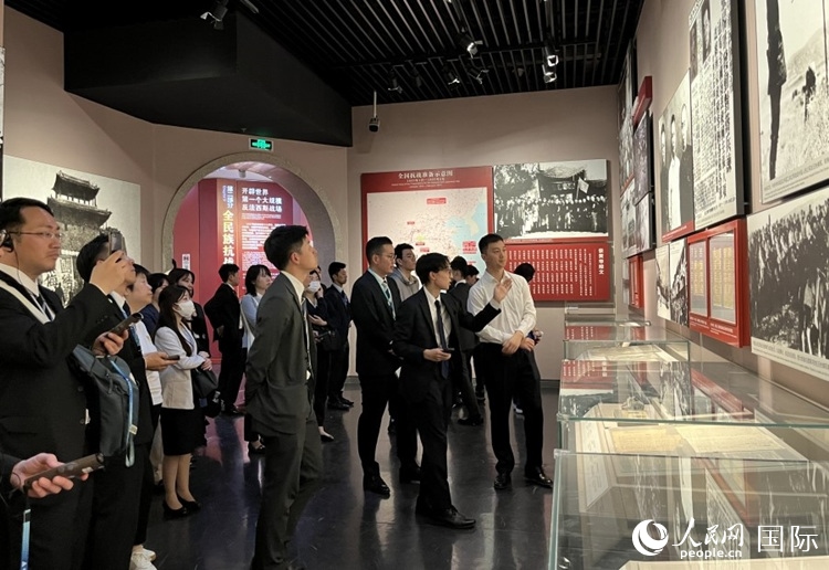 創(chuàng)價學(xué)會青年代表團(tuán)成員在中國人民抗日戰(zhàn)爭紀(jì)念館參觀。人民網(wǎng)記者 陳思攝