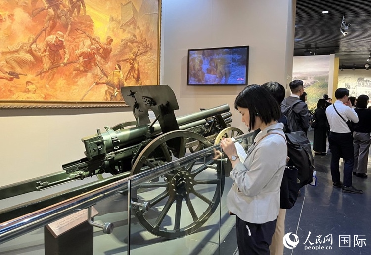創(chuàng)價學(xué)會青年代表團(tuán)成員在中國人民抗日戰(zhàn)爭紀(jì)念館參觀。人民網(wǎng)記者 陳思攝
