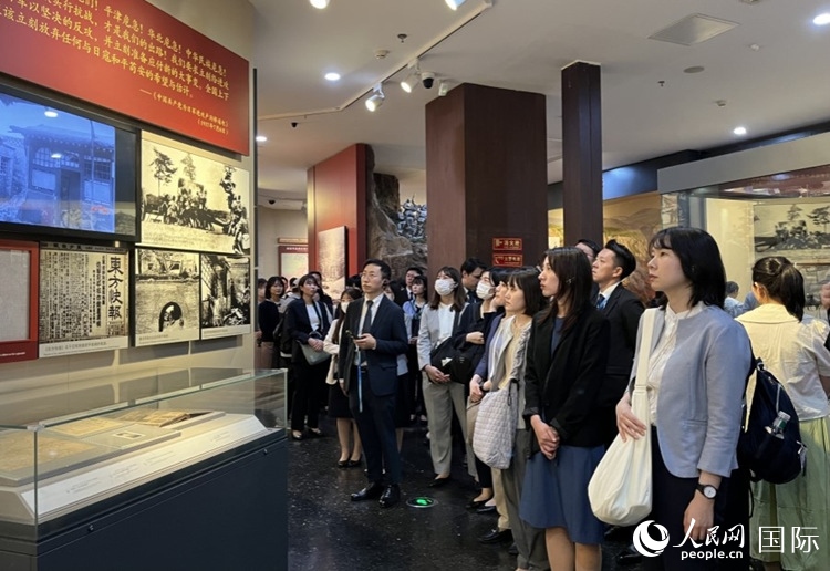 創(chuàng)價學(xué)會青年代表團(tuán)成員在中國人民抗日戰(zhàn)爭紀(jì)念館參觀。人民網(wǎng)記者 陳思攝