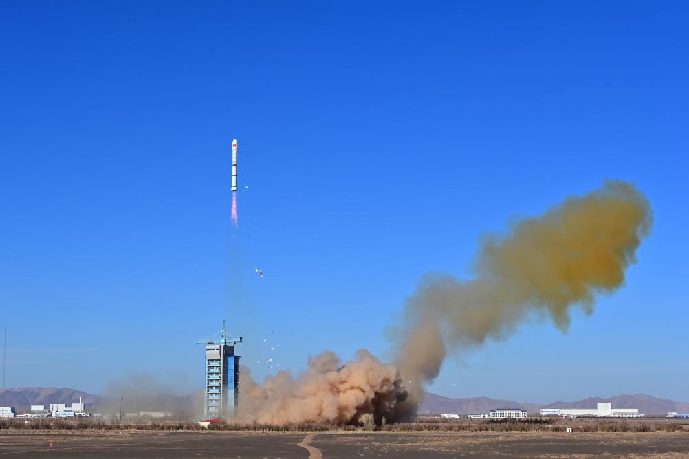 2023年12月4日，中國在酒泉衛(wèi)星發(fā)射中心使用長征二號丙運載火箭，成功將援埃及二號衛(wèi)星發(fā)射升空，衛(wèi)星順利進入預(yù)定軌道，發(fā)射任務(wù)獲得圓滿成功。新華社發(fā)（汪江波 攝）