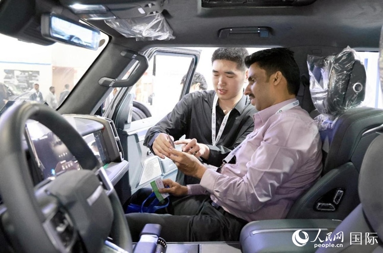 客戶在了解中國產(chǎn)汽車。人民網(wǎng)記者 管克江攝