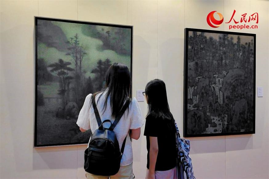 觀眾正在觀賞王秦生畫作《云山幽趣》。人民網記者 劉微攝