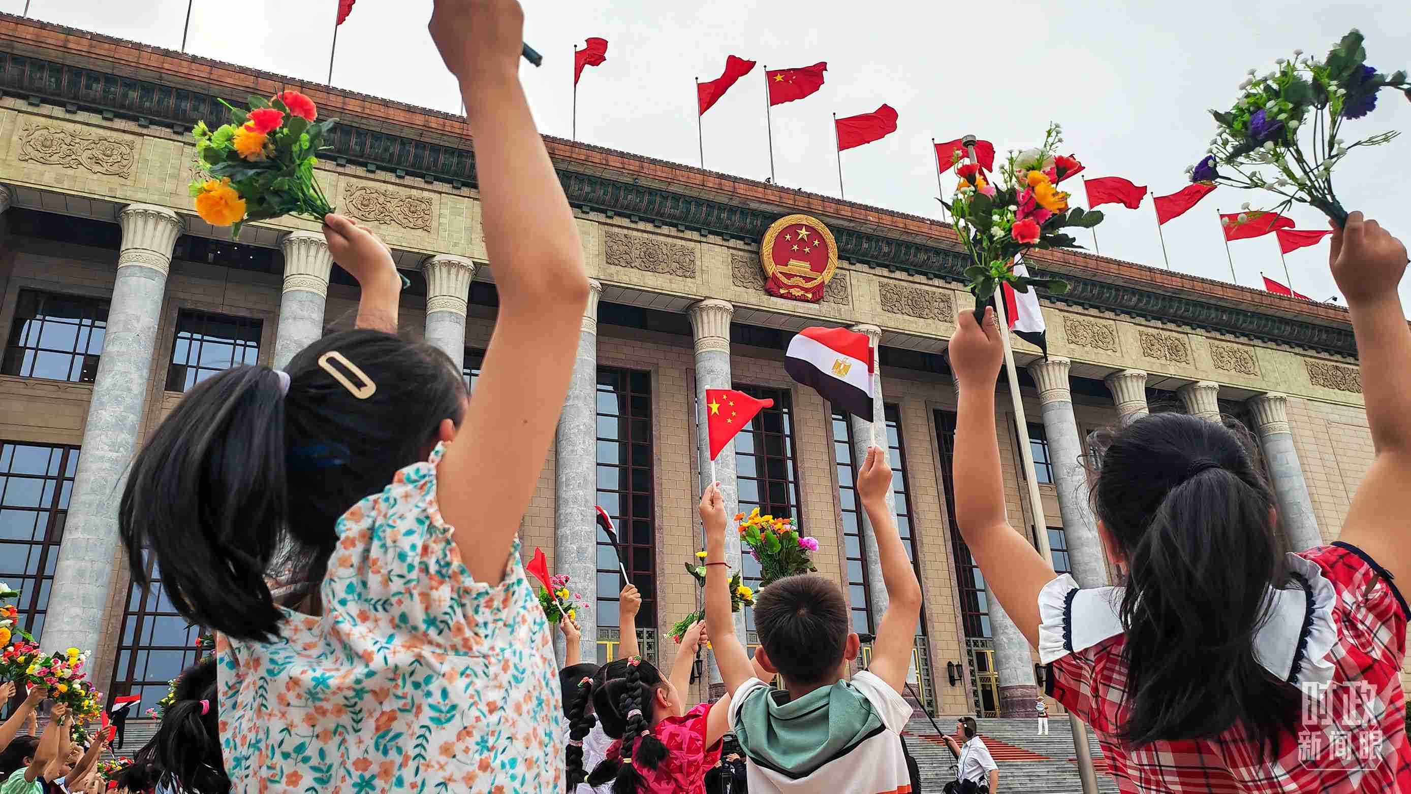 △5月29日下午，習(xí)近平主席舉行儀式歡迎埃及總統(tǒng)塞西訪華。圖為歡迎儀式現(xiàn)場的少年兒童。（總臺央視記者劉琦拍攝）