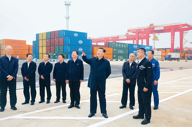 2024年5月22日至24日，中共中央總書記、國(guó)家主席、中央軍委主席習(xí)近平在山東考察。這是22日下午，習(xí)近平在日照港察看全自動(dòng)化集裝箱碼頭作業(yè)場(chǎng)景。 新華社記者 鞠鵬/攝