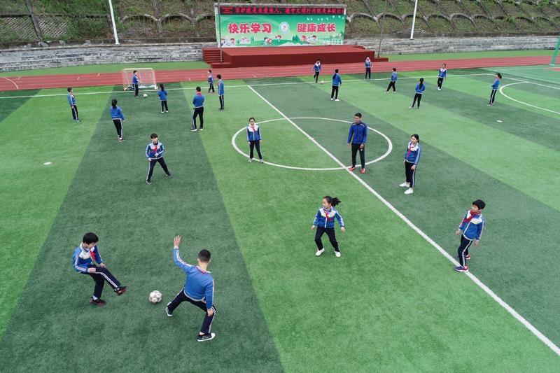 陜西安康平利縣老縣鎮(zhèn)中心小學(xué)的學(xué)生在操場(chǎng)上踢球。