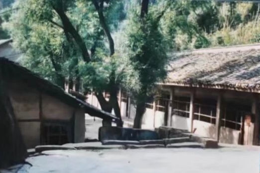 這是之江小學(xué)的前身——四川省南充市嘉陵區(qū)一所山區(qū)小學(xué)的校舍（資料照片翻拍）。