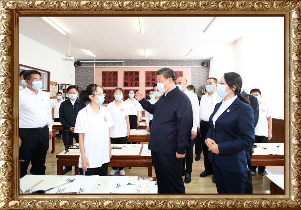 2021年9月13日至14日，習(xí)近平總書記在陜西省榆林市考察。14日上午，習(xí)近平在綏德實(shí)驗(yàn)中學(xué)考察時(shí)，同正在練習(xí)書法的學(xué)生親切交流。