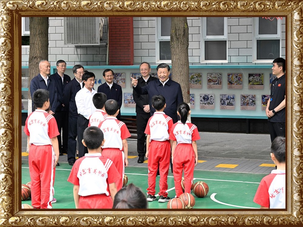 2023年5月31日上午，習(xí)近平總書記來(lái)到北京育英學(xué)?？赐繂?wèn)師生，在籃球場(chǎng)同正在上體育課的小學(xué)生們親切交流。習(xí)近平親切地說(shuō)：“現(xiàn)在生活條件好了，孩子們不是要吃得胖胖的，而是要長(zhǎng)得壯壯的、練得棒棒的?！? width=
