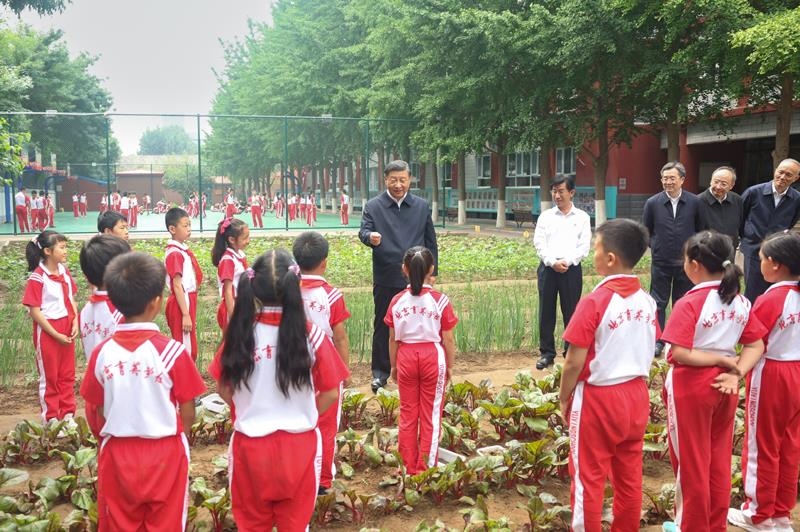 2023年5月31日，習(xí)近平總書記在北京育英學(xué)校同小學(xué)生們親切交流。