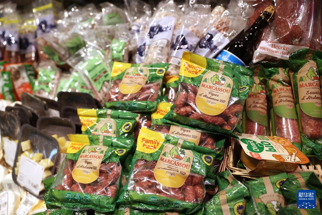 這是5月31日在比利時(shí)布魯塞爾一家超市拍攝的各類食品。新華社記者 趙丁喆 攝