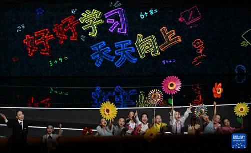 6月1日，演員在“我和祖國(guó)一起成長(zhǎng)”主題演出活動(dòng)中表演。新華社記者 金良快 攝
