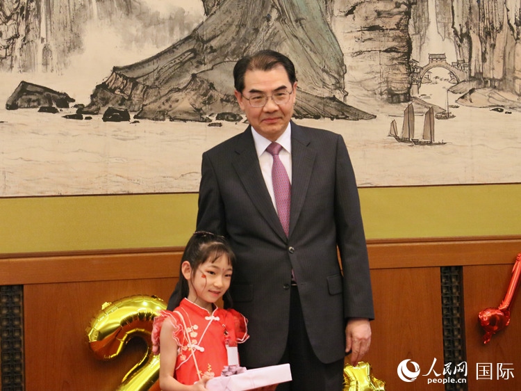 吳江浩大使向中文朗誦比賽獲獎選手代表贈送書籍。人民網(wǎng) 許可攝