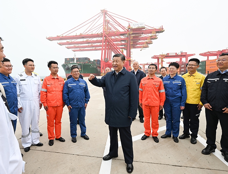 △2024年5月22日，習(xí)近平總書記在山東省日照港親切慰問(wèn)港口科技工作者、運(yùn)營(yíng)人員、航運(yùn)人員。