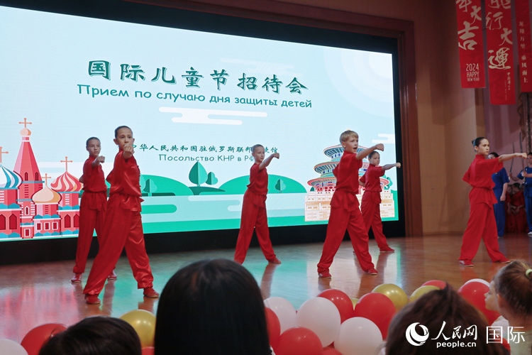 俄羅斯少年進(jìn)行武術(shù)表演。人民網(wǎng)記者 隋鑫攝
