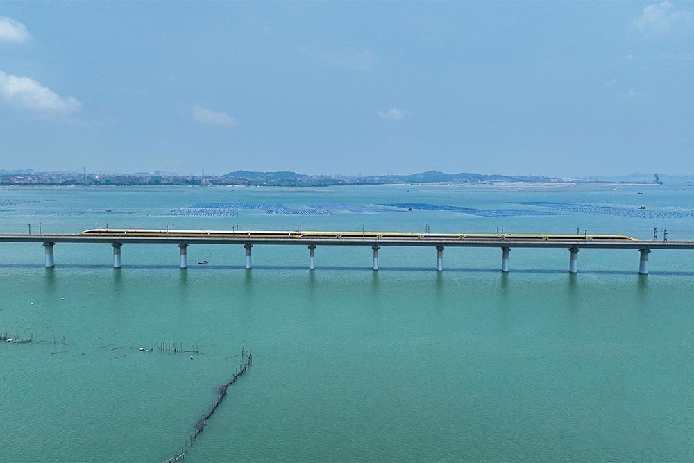 △2023年6月28日，CR450動車組試驗列車在湄洲灣跨海大橋交會運行，單列最高運行時速達到453公里。