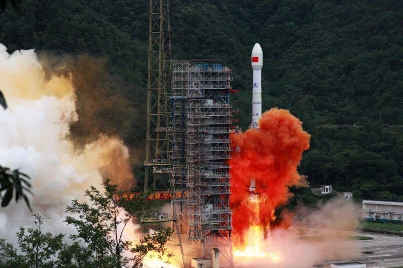 △2020年6月23日，我國北斗三號全球衛(wèi)星導(dǎo)航系統(tǒng)最后一顆組網(wǎng)衛(wèi)星在西昌衛(wèi)星發(fā)射中心點火升空。同年7月，北斗三號系統(tǒng)正式開通全球服務(wù)，“中國的北斗”真正成為“世界的北斗”。