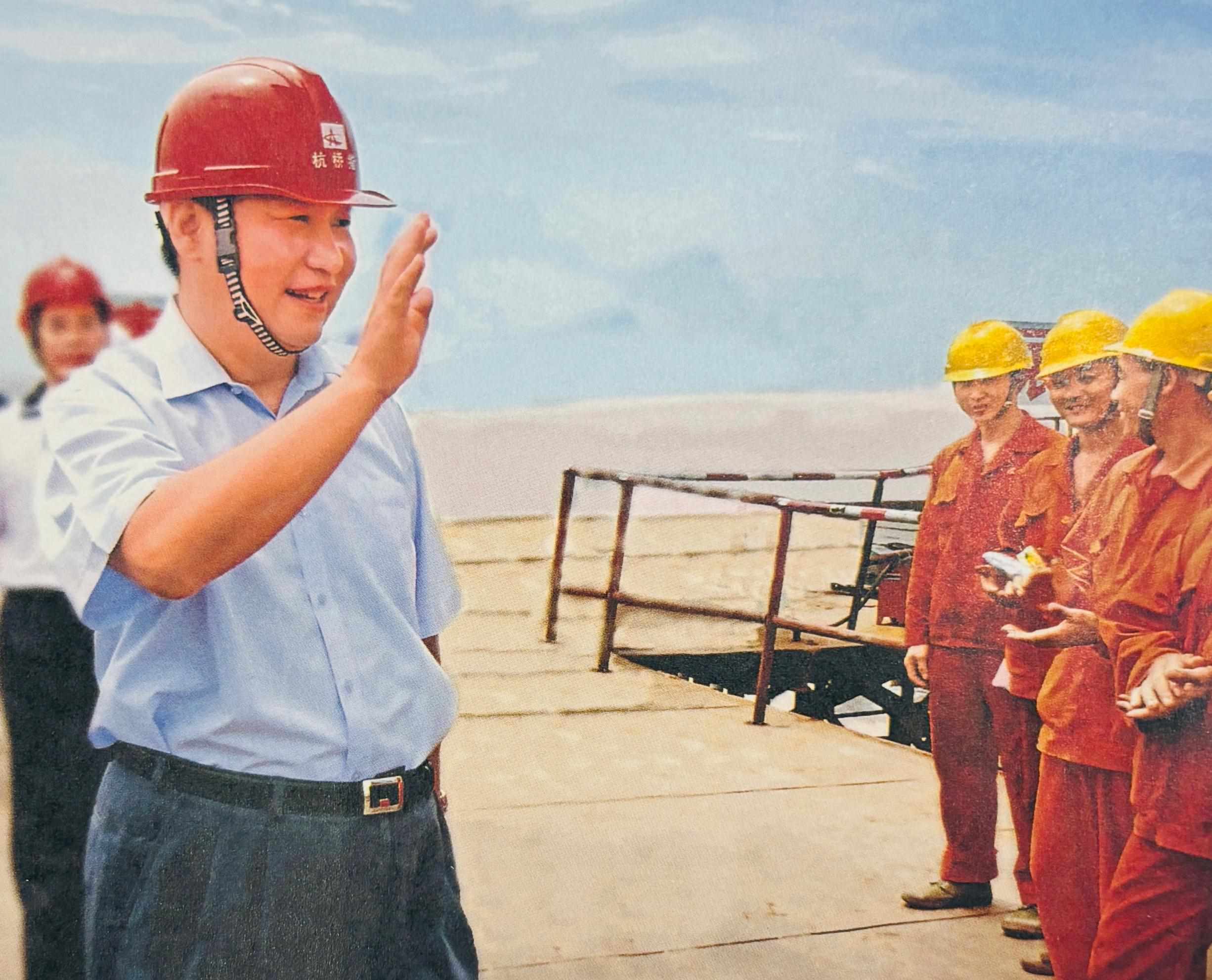 △2006年7月12日，習(xí)近平在杭州灣跨海大橋嘉興市海鹽段建設(shè)工地慰問工人。