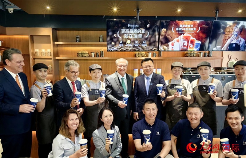 巴西副總統(tǒng)阿爾克明在北京某咖啡店推廣巴西咖啡。人民網(wǎng)記者 符園園攝