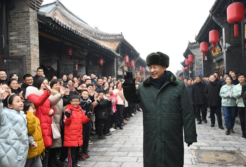 2022年1月27日，習近平總書記在山西平遙古城向現(xiàn)場群眾揮手致意。