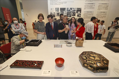 2023年5月28日，北京，推光漆器匠人為駐華使節(jié)展示技藝。