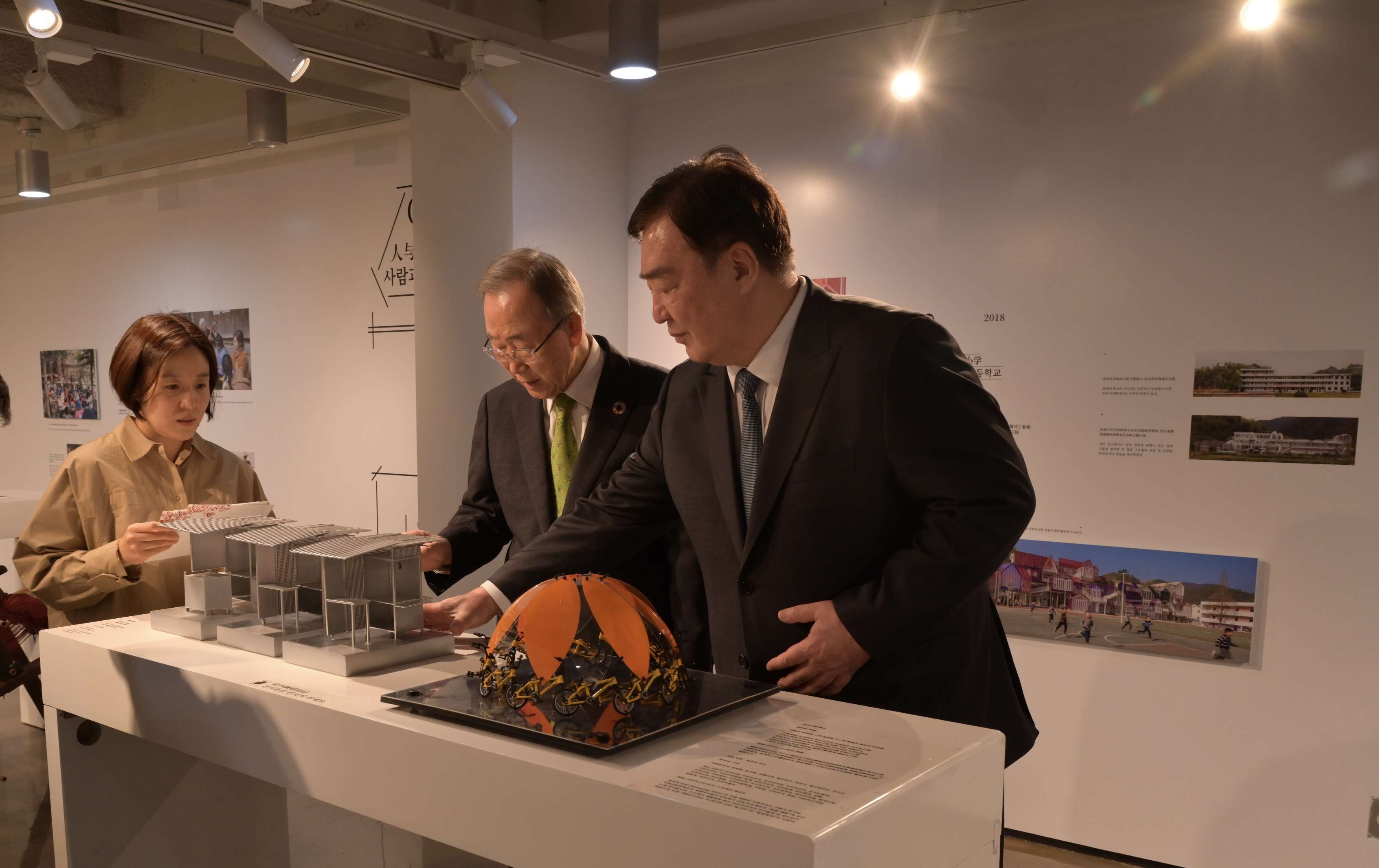邢海明（右一）與潘基文共同參觀《自然生活傳承——美麗中國特展》。首爾中國文化中心供圖