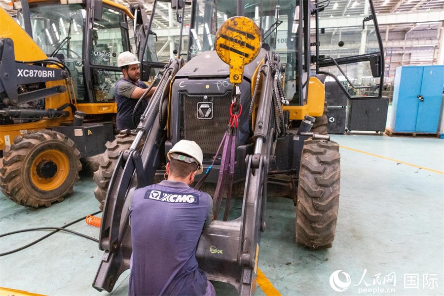 兩名徐工巴西制造基地的當?shù)貑T工正在進行設備安裝和調(diào)試。 人民日報社拉美中心分社 威廉·科埃略·維亞納攝