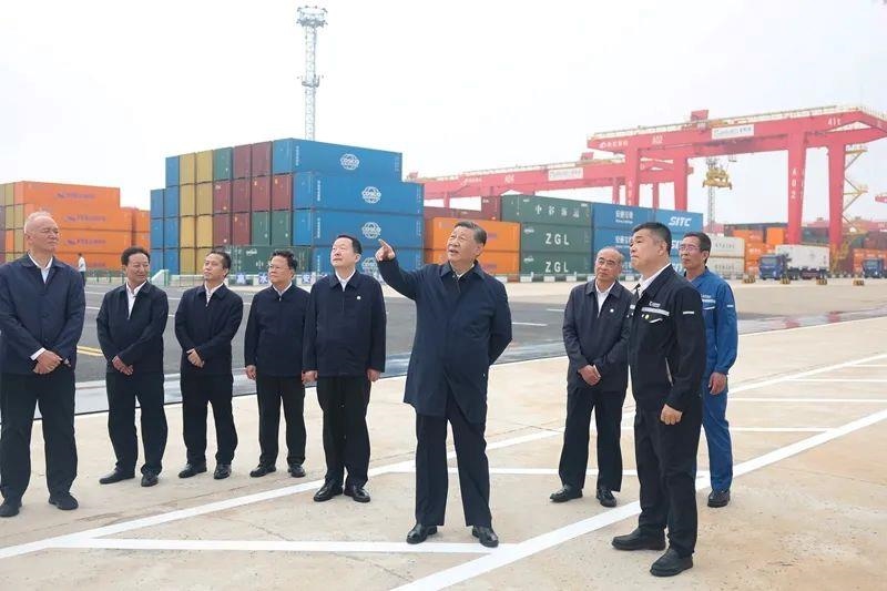 2024年5月22日，習(xí)近平總書記在山東日照港察看全自動(dòng)化集裝箱碼頭作業(yè)場(chǎng)景。