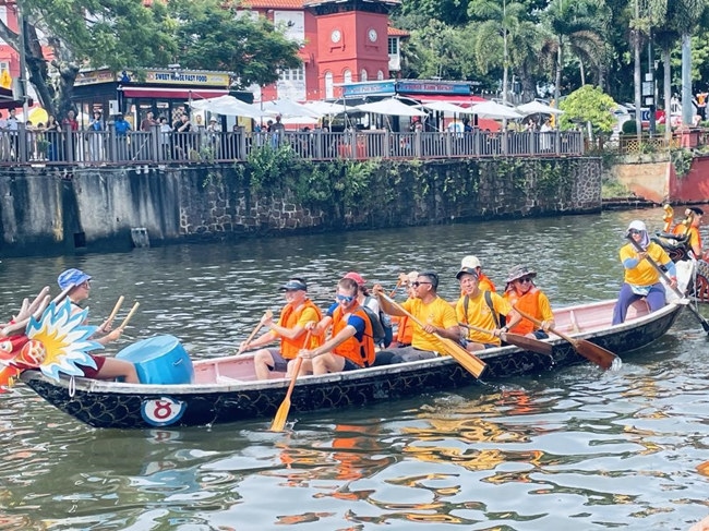 多元種族共同奮輯前進(jìn)，體驗在馬六甲河劃龍舟，引來大批游客駐足圍觀。組委會供圖