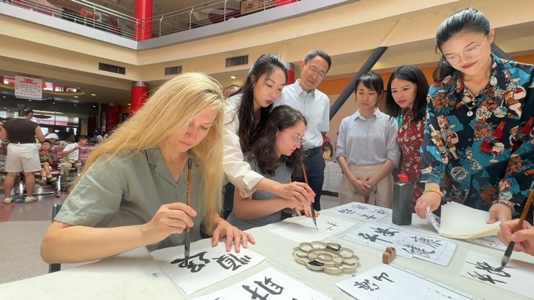 羅馬尼亞友人在活動現(xiàn)場學(xué)寫漢字。中國駐羅馬尼亞大使館領(lǐng)僑處供圖