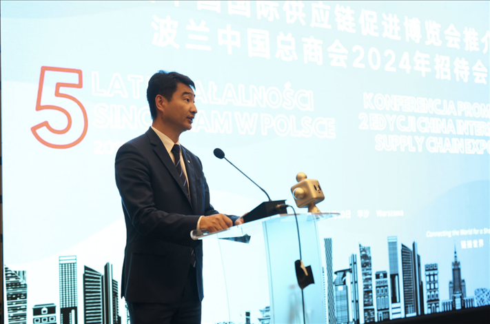 波蘭中國總商會(huì)會(huì)長胡新元致辭。