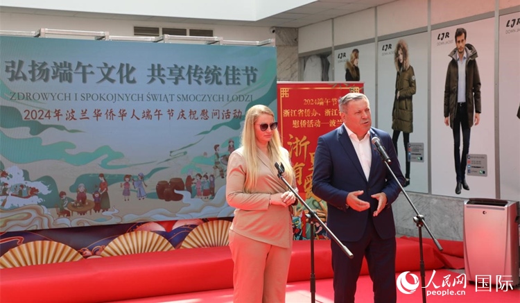 皮耶霍欽斯基（右）在活動上致辭。人民網(wǎng)記者 李增偉攝