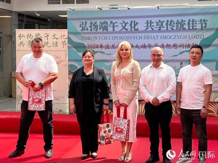 向波蘭友人發(fā)放端午節(jié)慰問品。人民網(wǎng)記者 李增偉攝