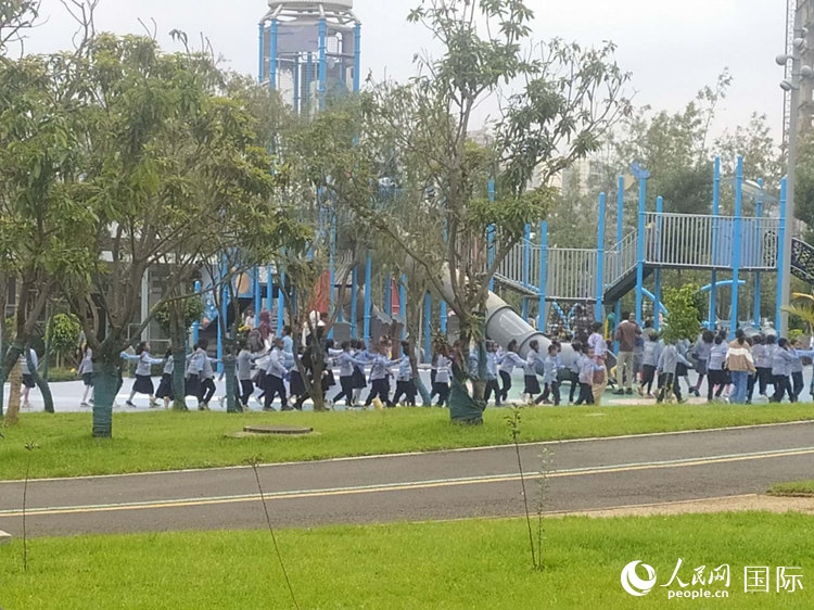 當地兒童在公園做游戲。人民網記者 黃培昭攝