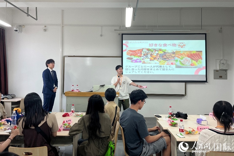 中日大學(xué)生交流討論。人民網(wǎng)記者 陳思攝