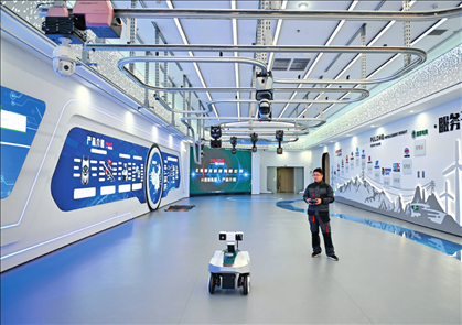 在雄安科創(chuàng)中心中試基地，北京普龍科技有限公司工作人員在展示巡檢機器人（2024年3月28日攝）牟宇攝/本刊