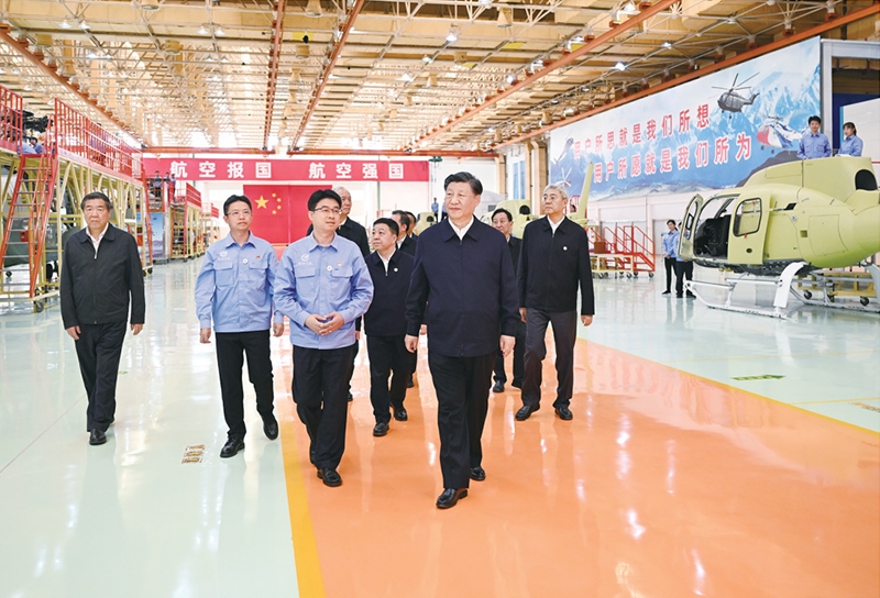 2023年10月10日至13日，中共中央總書記、國家主席、中央軍委主席習近平在江西考察。這是11日上午，習近平在景德鎮(zhèn)市昌河飛機工業(yè)（集團）有限公司考察。 新華社記者 燕雁/攝