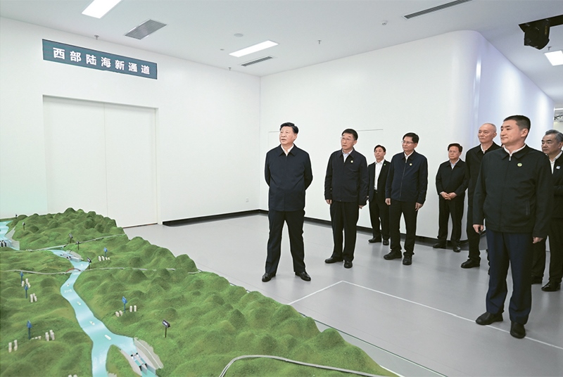 2023年12月14日至15日，中共中央總書記、國家主席、中央軍委主席習近平在廣西考察。這是14日上午，習近平在南寧市考察中國—東盟信息港股份有限公司，結合平陸運河沙盤聽取西部陸海新通道骨干工程建設匯報。 新華社記者 謝環(huán)馳/攝