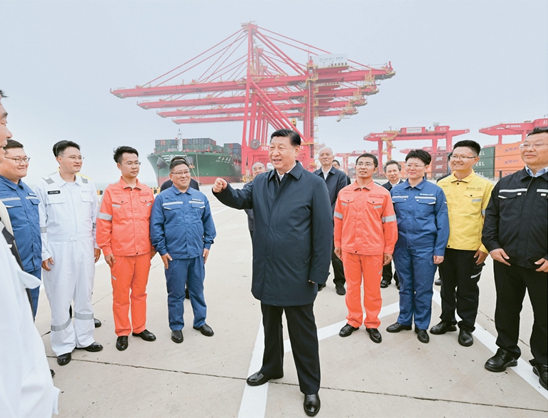 2024年5月22日至24日，中共中央總書記、國家主席、中央軍委主席習近平在山東考察。這是22日下午，習近平在日照港親切慰問港口科技工作者、運營人員、航運人員。 新華社記者 謝環(huán)馳/攝