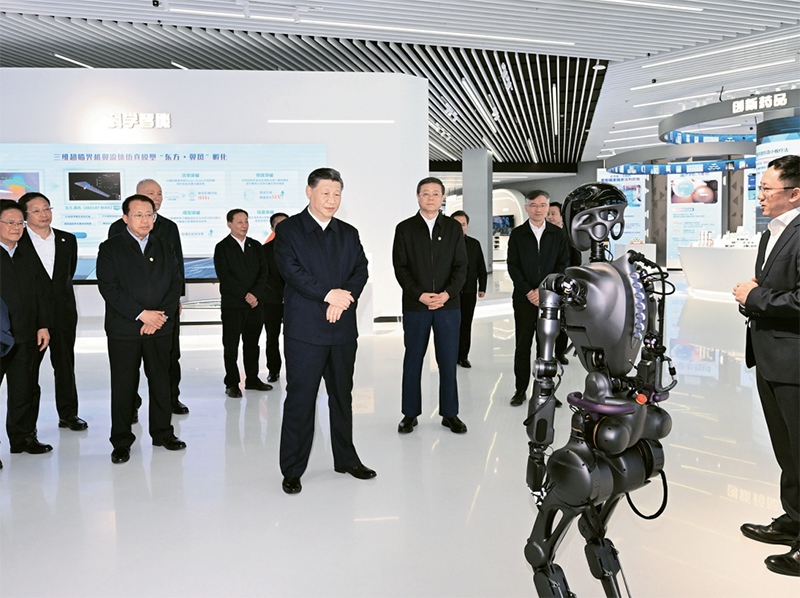 2023年11月28日至12月2日，中共中央總書記、國家主席、中央軍委主席習近平在上?？疾?。這是11月28日下午，習近平在浦東新區(qū)張江科學城參觀上?？萍紕?chuàng)新成果展。 新華社記者 謝環(huán)馳/攝