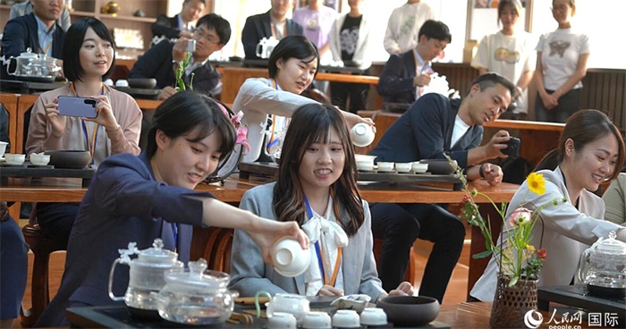 日本創(chuàng)價(jià)學(xué)會(huì)青年代表團(tuán)在新疆師范大學(xué)體驗(yàn)中國(guó)茶藝。人民網(wǎng)記者 張麗婭攝