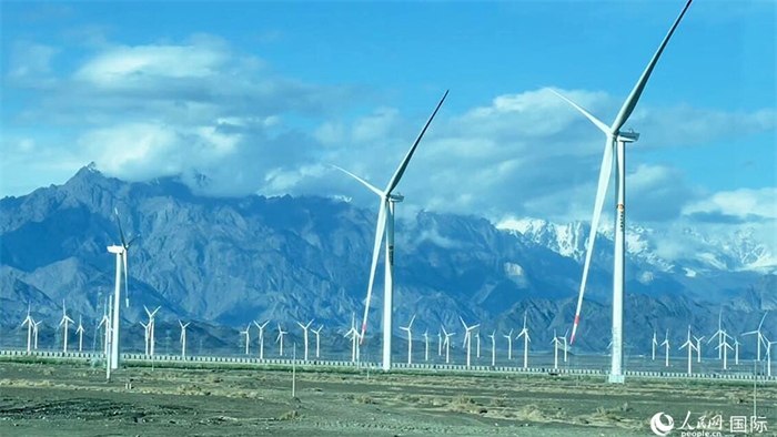 從烏魯木齊到吐魯番沿途的風(fēng)力發(fā)電設(shè)備。人民網(wǎng)記者 張麗婭攝
