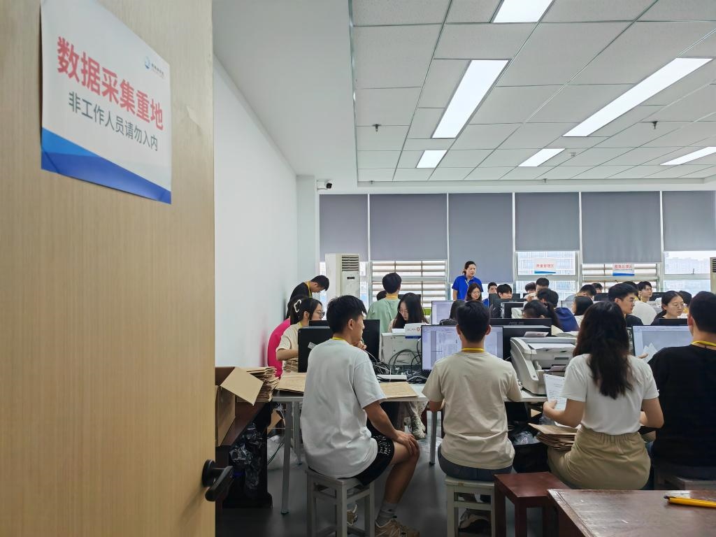 6月13日，在重慶市西南大學評卷點，工作人員正在進行試卷掃描工作。新華社記者 周思宇 攝