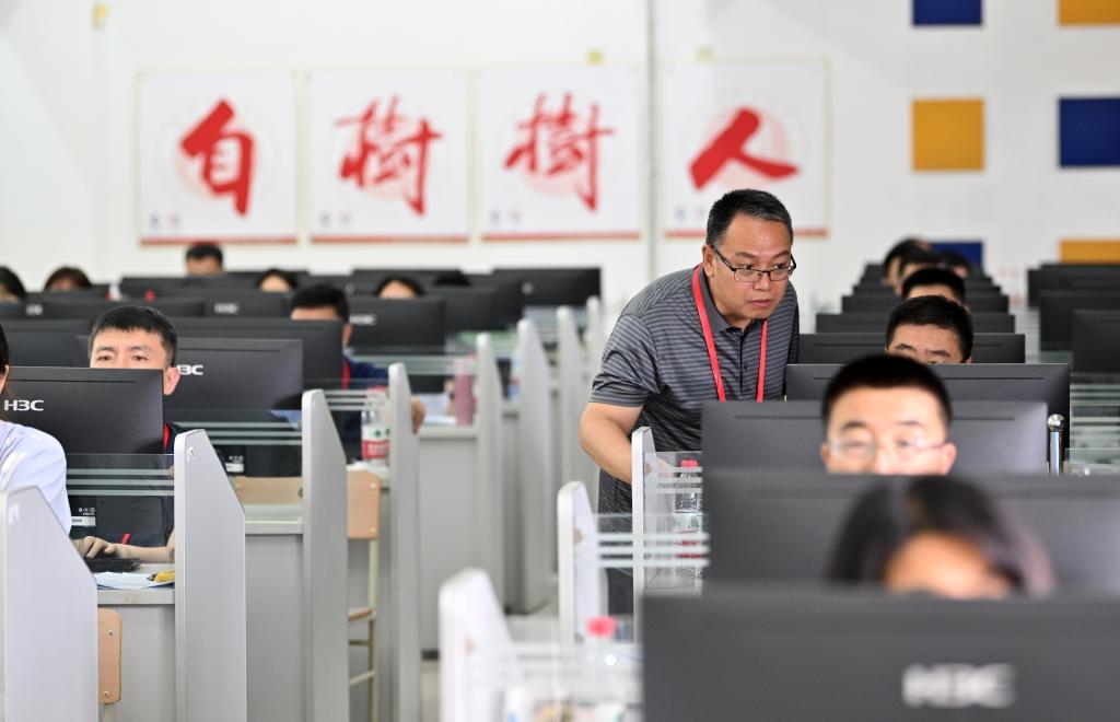 6月14日，評卷教師在天津師范大學評卷點評卷。新華社記者 李然 攝