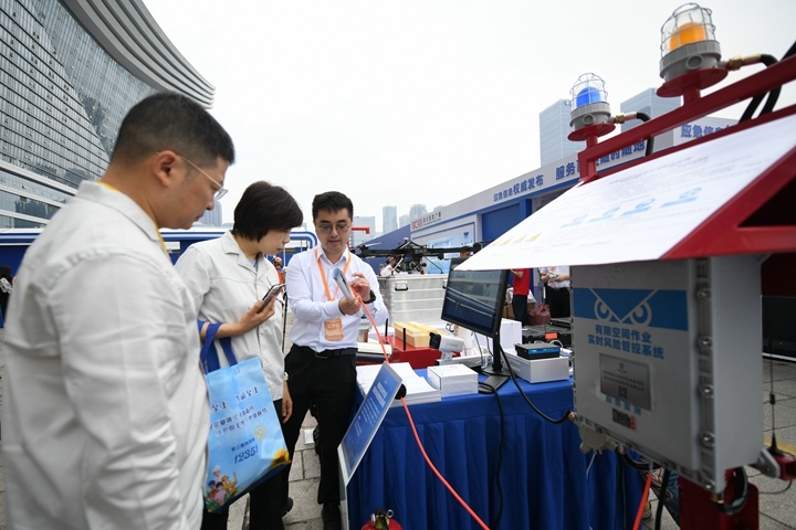6月16日，在全國“安全宣傳咨詢?nèi)铡敝鲌龌顒由?，四川省安全科學(xué)技術(shù)研究院工作人員（右一）向參觀者介紹“有限空間作業(yè)實(shí)時風(fēng)險管控系統(tǒng)”。新華社記者胥冰潔攝