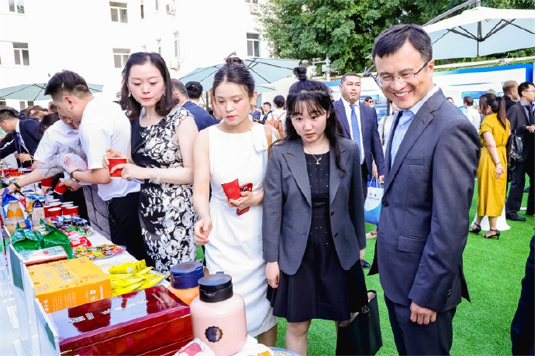 與會(huì)嘉賓參觀品鑒上合組織農(nóng)業(yè)基地特產(chǎn)。主辦方供圖