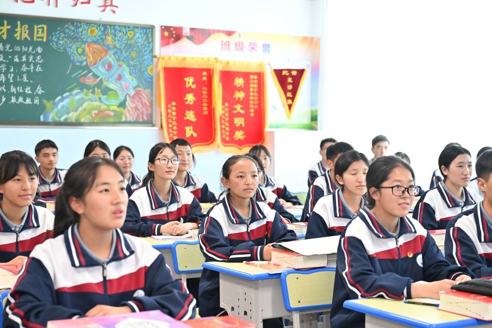 2024年6月18日，果洛西寧民族中學(xué)學(xué)生在上課。