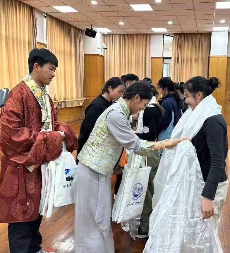 2024年1月18日，在上海市大同中學(xué)，果洛西寧民族中學(xué)學(xué)生給上海大同中學(xué)師生獻(xiàn)哈達(dá)。新華社發(fā)（果洛州教育局供圖）